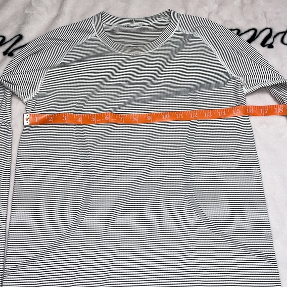 Lululemon long sleeve, no size, clean, small stain - Picture 5 of 8